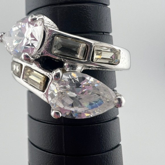 Vintage 18K HGE Cocktail Ring Size 7/7.5 Pear & Baguette Cut Stones Bypass Style - Picture 4 of 9